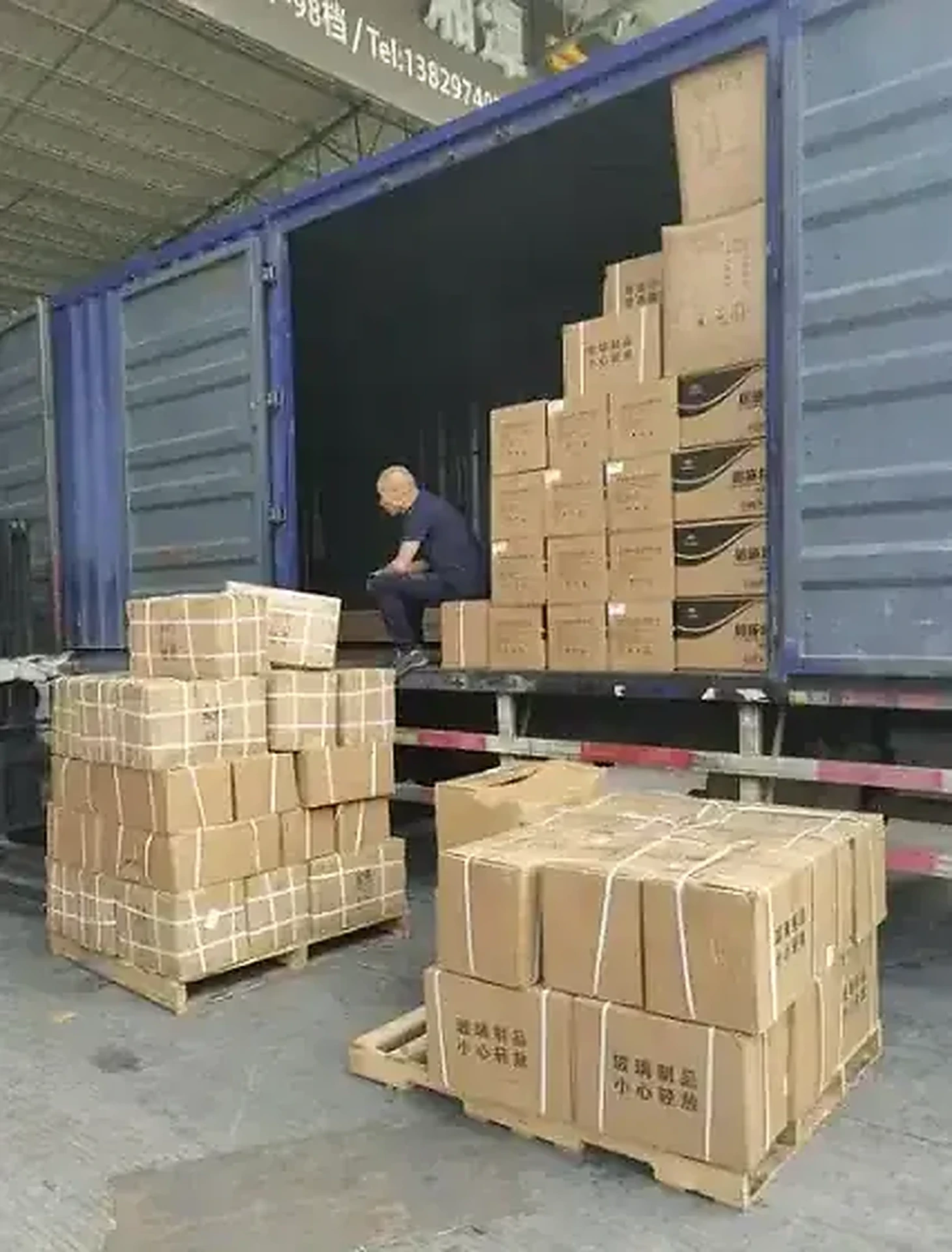 纸箱装入集装箱